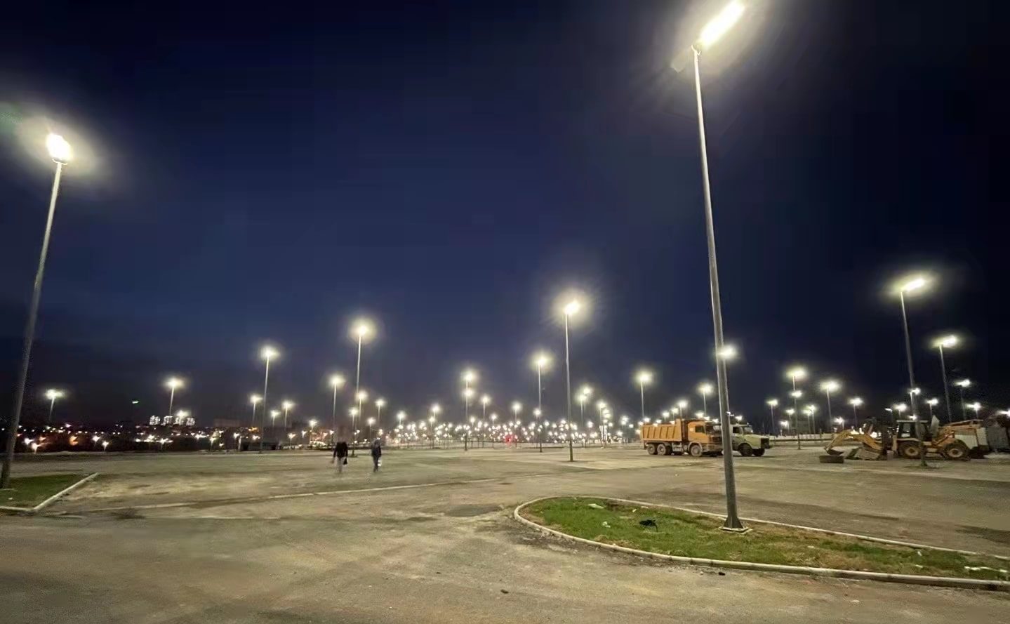 The brightest Automatic cleaning Solar Street light:
