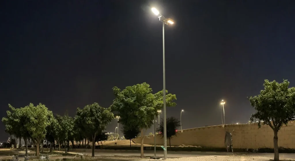 Case Study Dual-Solution Solar Street Lighting for Roads in UAE (2) Case Study Dual Solution Solar Street Lighting for Roads in UAE 2