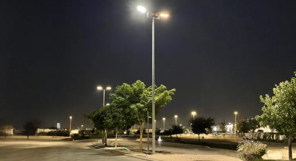 Case Study Dual-Solution Solar Street Lighting for Roads in UAE (3) Case Study Dual Solution Solar Street Lighting for Roads in UAE 3