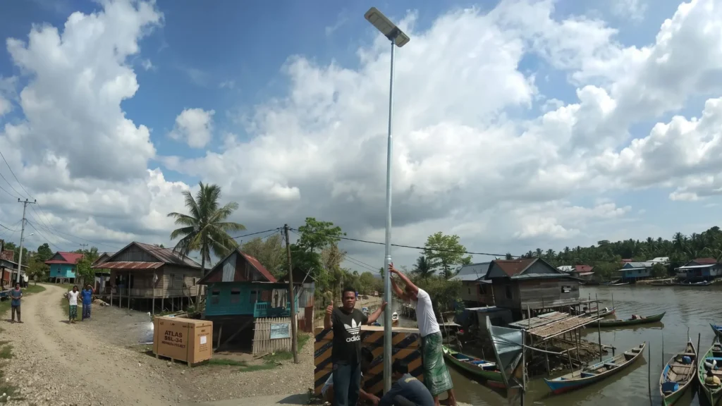 Solar Street Lights in a Tropical Indonesian Village (2) Solar Street Lights in a Tropical Indonesian Village 2