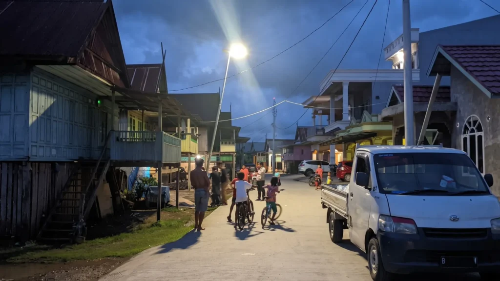 Solar Street Lights in a Tropical Indonesian Village (4) Solar Street Lights in a Tropical Indonesian Village 4